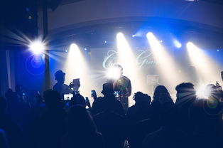 MILANSPORT下载-C罗与粉丝互动现场热情高涨，c罗与队友