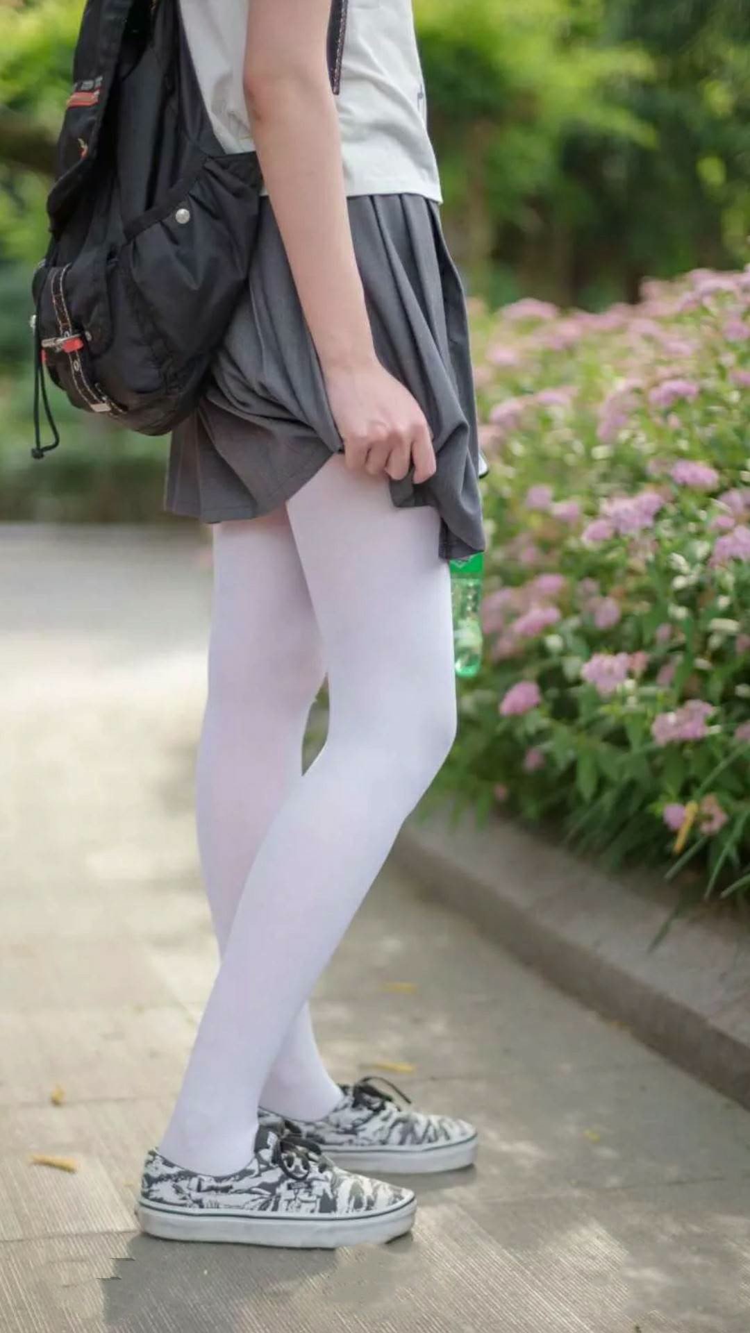 比赛前教练组反复推演战术确保每位球员明确角色与站位,比赛前教练在排兵布阵时的想法是