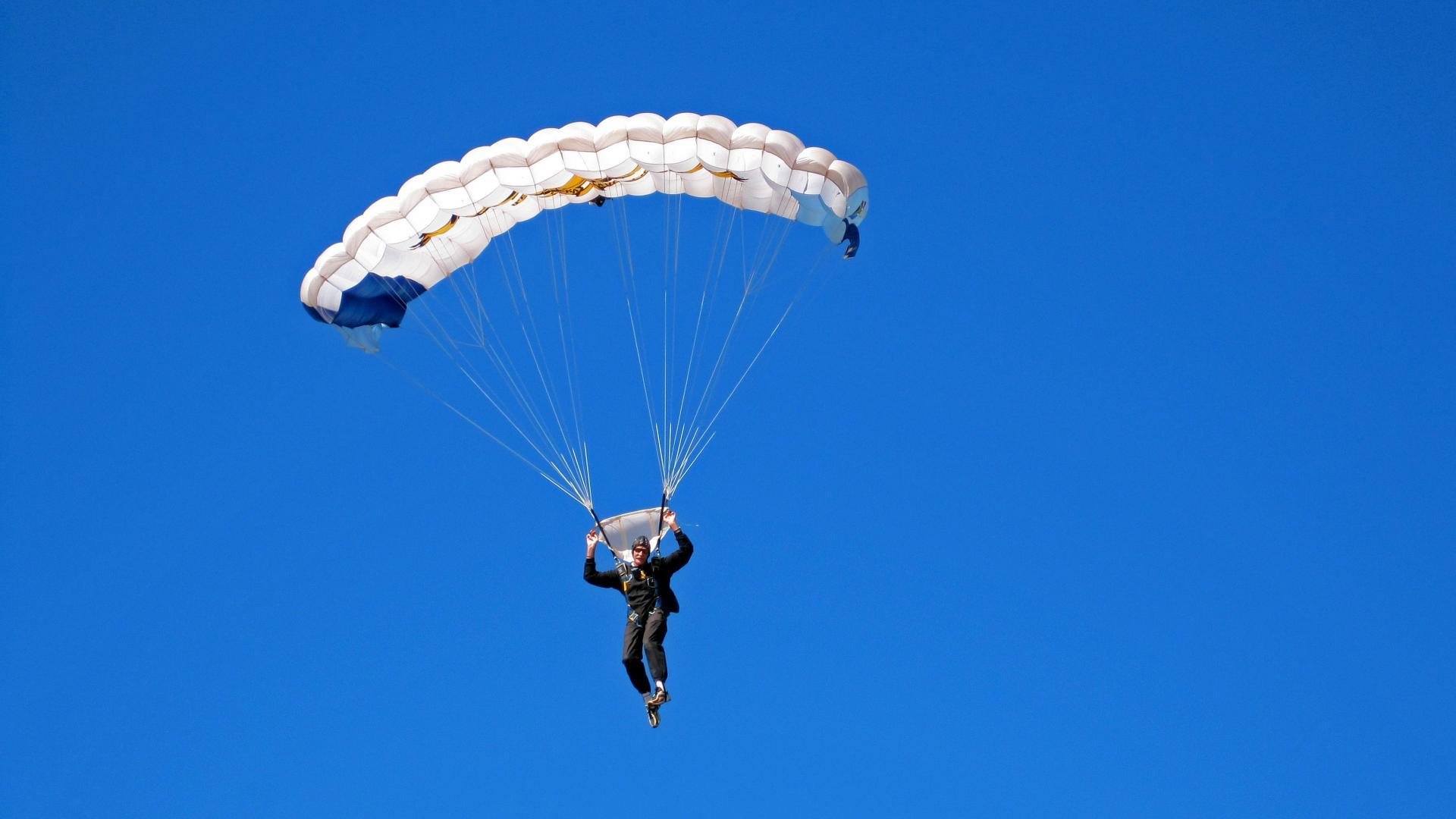 世界杯八分之一决赛：点球大战再上演 门将扑出两点助球队晋级